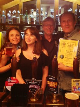 Ian Collins (far right) and his team accept the 2016 Summer Pub of the Season Award from John Cryne