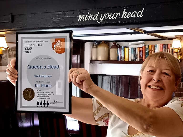 Carol at Queen's Head Wokingham with CAMRA Berks South East Branch Pub of the Year 2021 Certificate