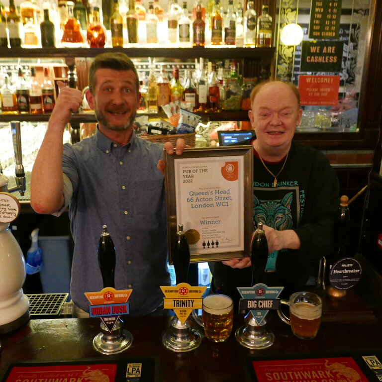 Pete Czubala manager at The Queen's Head (left) receives the 2022 Pub of the Year Award from Branch Chairman Colin Coyne.