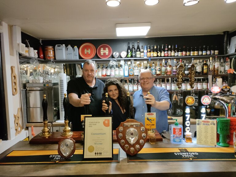 Tony Howkins (Licensee) Marianne Elson (Pub Manager) and Chairman Of Louth & District CAMRA Jerry Gale.
Presentation 21/5/2022