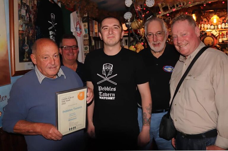 Presentation to Pebbles Tavern for SW Cider Pub of the Year 2022