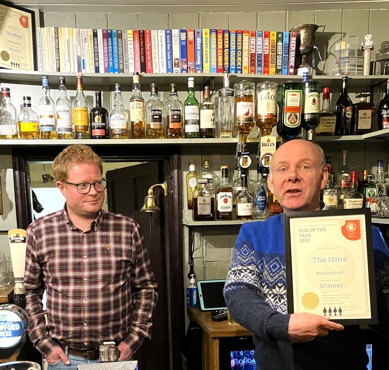 CAMRA Branch Chair Robin presents 2023 Pub of the Year award to publican of the Mitre, Buckingham, Pete Edwards