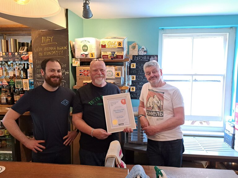 Presentation of the Certificate for Cider Pub of the Year 2023 to the Hop Inn.