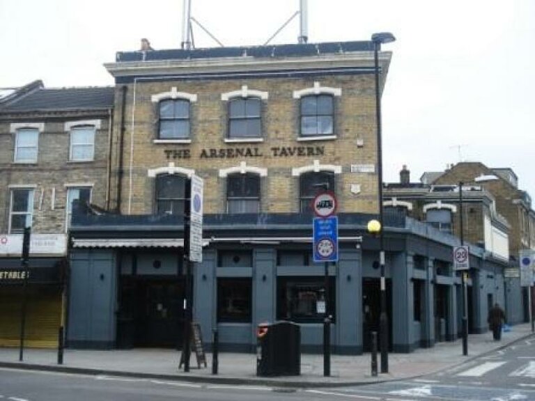 Arsenal Tavern before being renamed to Brook Gate