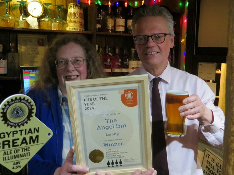 Andrea Briers presenting Andrew Stammers with the Branch Pub of the Year 2024. 