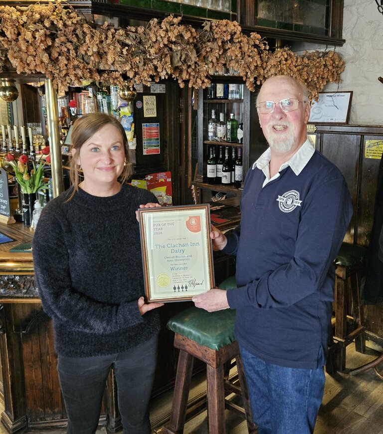 Chairman Trevor presenting the Clachan Inn with their certificate for D&S Pub of the Year 2024