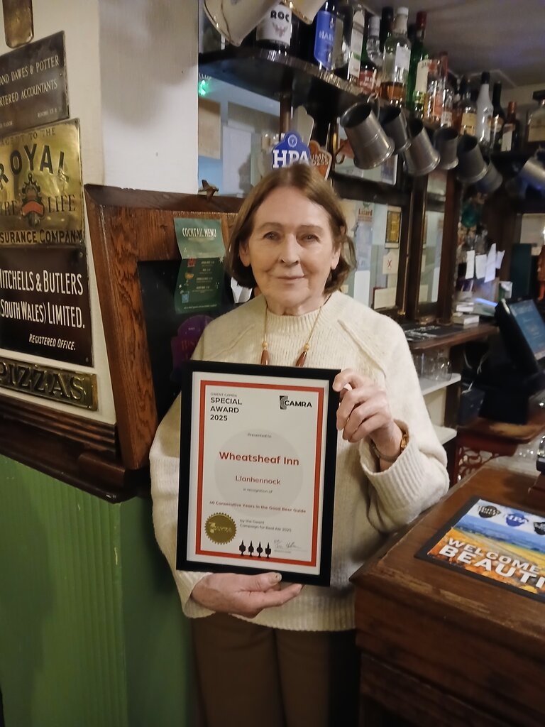 Marge receives an award for achieving a magnificent 40 year run in the Good Beer Gude