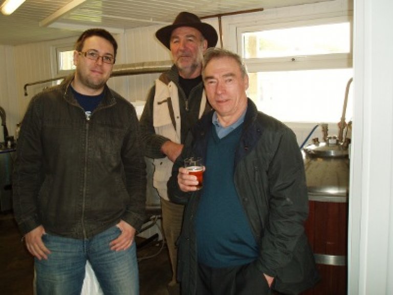 Scott Colebourne (left) with branch members Ivan and
Tony at the Leila Cottage Brewery